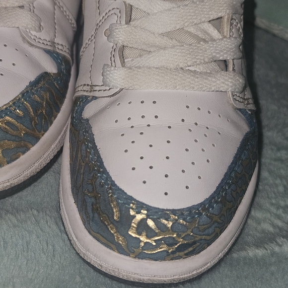 Jordan 1 Mid Unc To Chi Size 13C Kids' White, Gold, Red, and Blue Sneakers - Picture 7 of 16